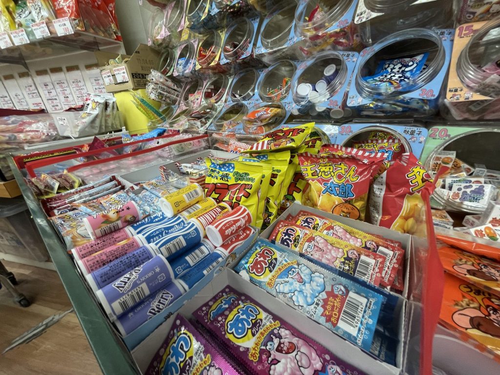 子どもたちに人気の駄菓子コーナー