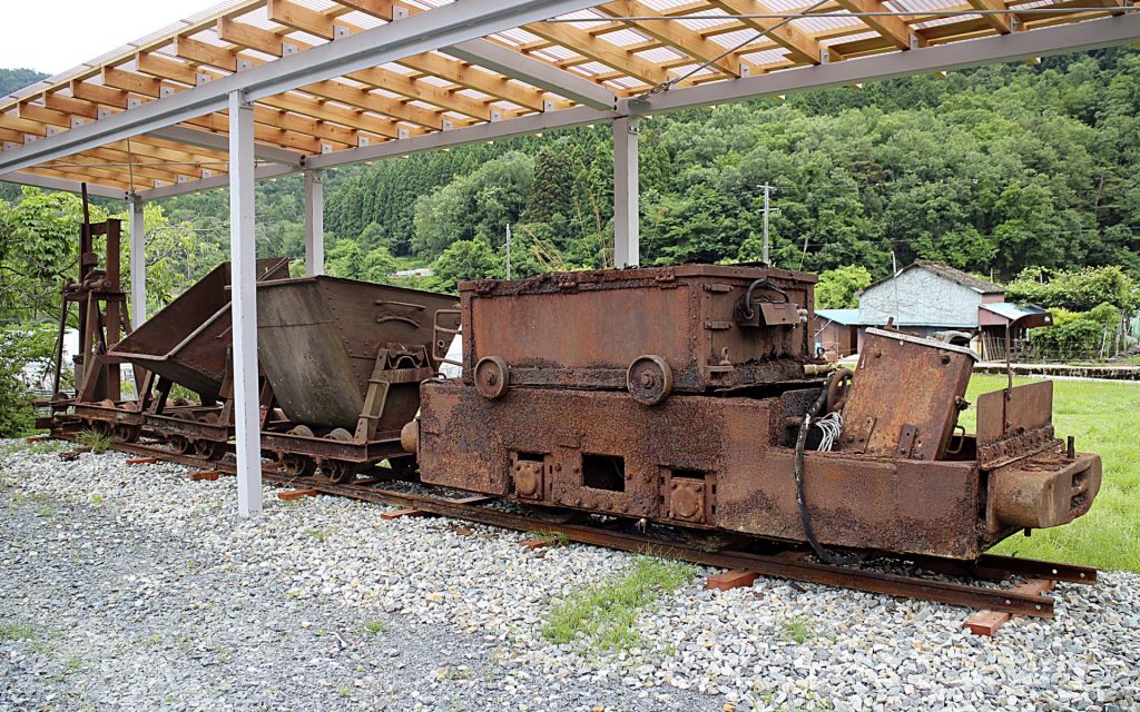 中瀬金山関所に展示されているトロッコ（画像提供：但馬県民局）