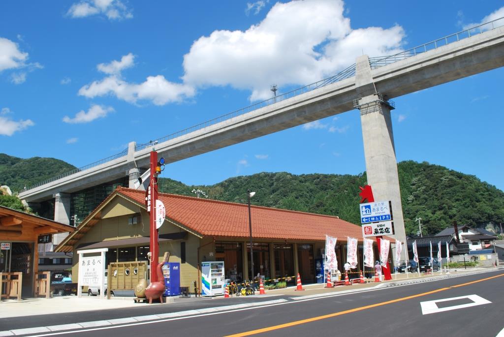 明治45年から約100年間JR山陰本線の運行を支えてきた余部鉄橋（香美町）は、平成22年にコンクリート橋に掛け替えられた　元の鉄橋は一部が保存されているが、今年度から大規模修繕が行われる（画像提供：但馬県民局）