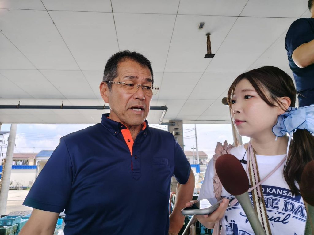 左：明石浦漁業協同組合の組合長・戎本裕明さん