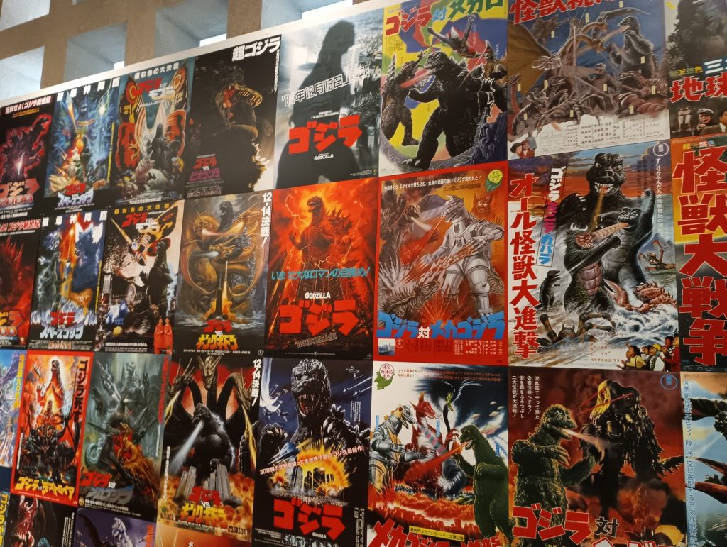 展示風景　歴代の作品ポスターが並ぶ