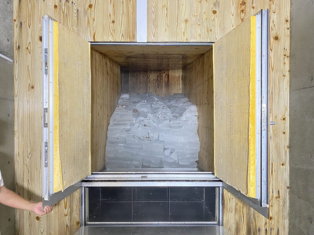 氷室の扉を開けたところ（7月13日）　画像提供：六甲山観光株式会社