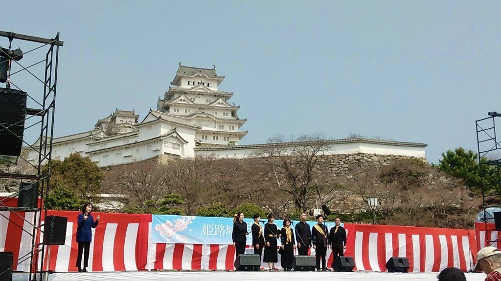 姫路城観桜会での歌唱の様子　提供：あんさんぶるべっちょない