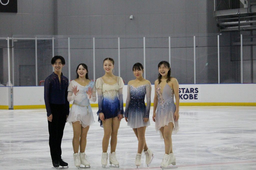 シスメックスフィギュアスケートチーム　左から　壷井達也選手、三宅咲綺選手、上薗恋奈選手、三原舞依さん、坂本花織さん