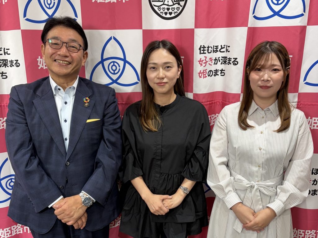 左から　パーソナリティの清元秀泰姫路市長　村井製菓株式会社3代目　村井沙邦莉さん　ナビゲーターの洲崎春花