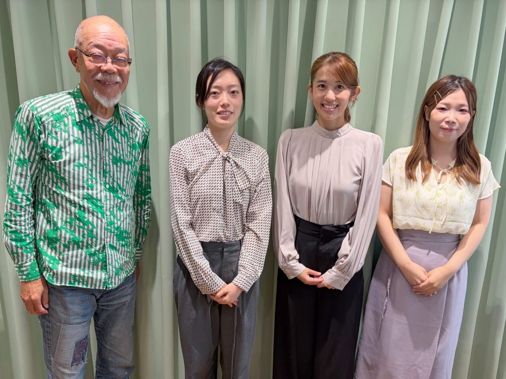左から：パーソナリティの谷五郎　株式会社高田商店　国産食品部の佐伯美祐さん　同じく国産食品部の川崎梨江さん　アシスタントの洲崎春花
