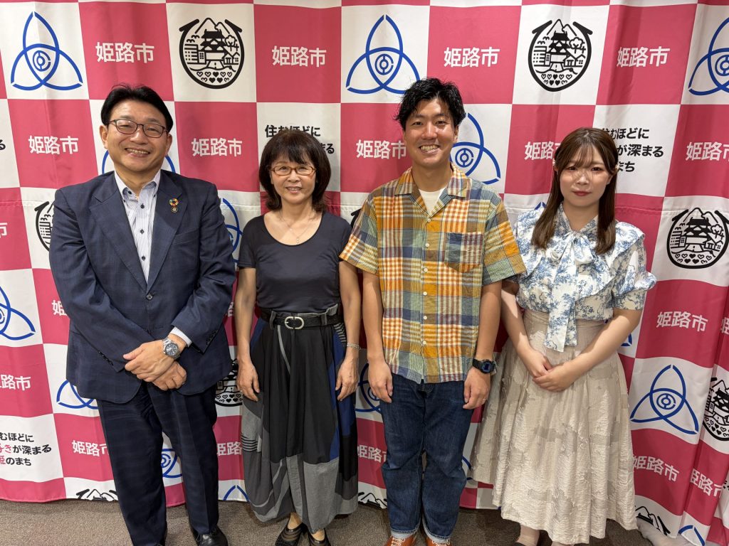左から　パーソナリティの清元秀泰姫路市長　あんさんぶるべっちょないメンバーの水本雅子さん　同じく代表の宮下直也さん　ナビゲーターの洲崎春花