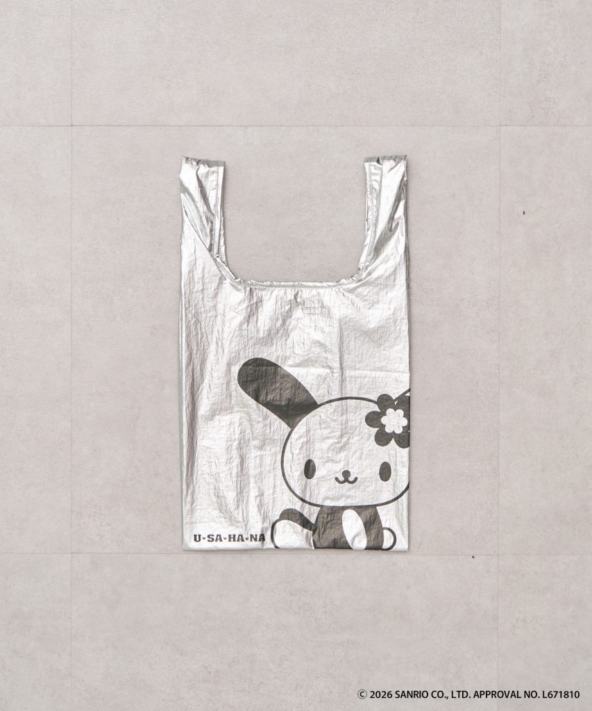 Monotone Series「ハローキティ＆ウサハナシルバーエコバッグ」（2490円）
