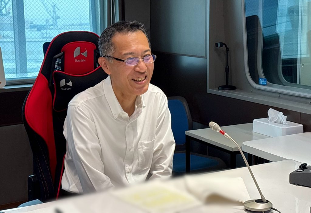 「繰り返し何度でも訪れたくなるような魅力を発信していきたい」と語る、淡路県民局・長友県民局長（ラジオ関西スタジオにて）