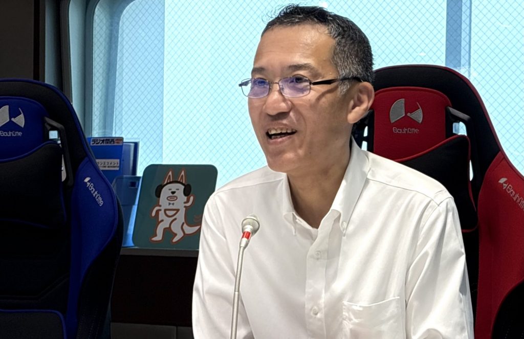 淡路県民局管内の魅力について語る、長友幸一県民局長（ラジオ関西スタジオにて）