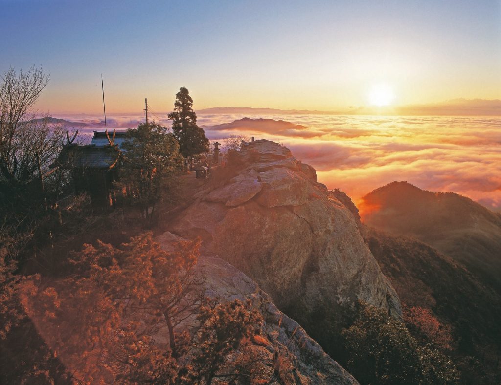 標高約300メートルの高御座山（たかみくらやま）雲海が出るとよりいっそう幻想的に〈画像提供：東播磨県民局〉