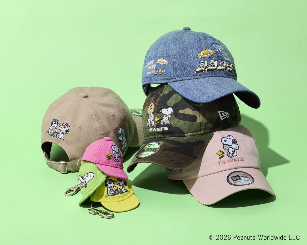 【ニューエラ】の「キャップ」（5280円）、「キーホルダー」（3300円） (C)2026 Peanuts Worldwide LLC