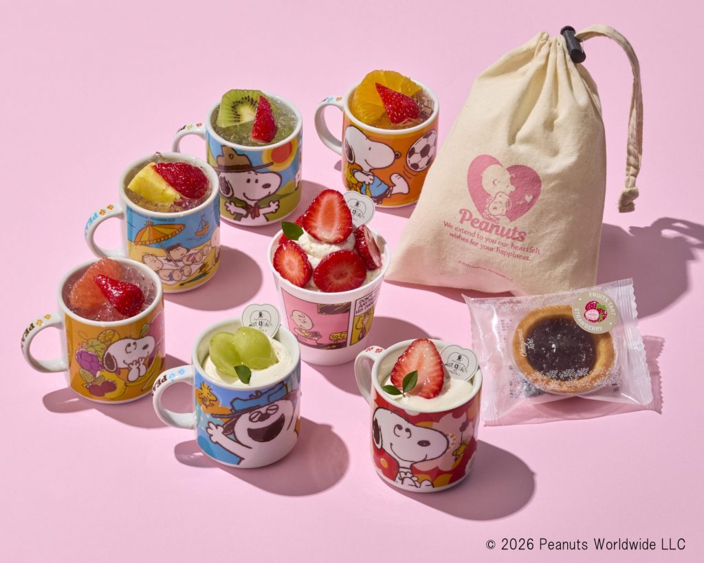 【フリュテリー果坊】の「陶器カップスイーツ」（1080円）、「陶器カップいちごパフェ」（1296円）、「焼き菓子バッグ」（1620円） (C)2026 Peanuts Worldwide LLC