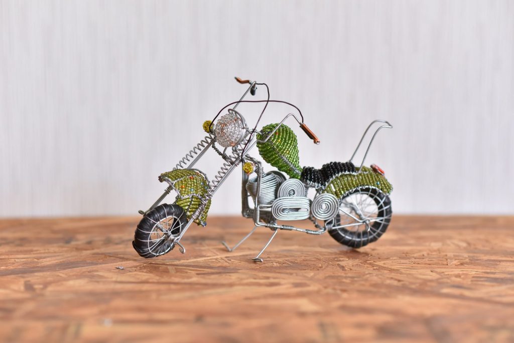 ワイヤー＆ビーズアートの作例　　画像提供：宝塚市立文化芸術センター