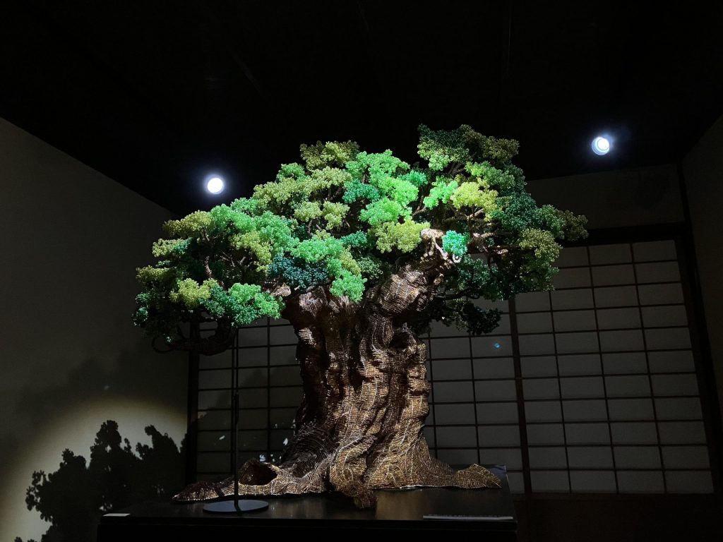 ワイヤー＆ビーズアートで制作したバオバブの木　画像提供：宝塚市立文化芸術センター
