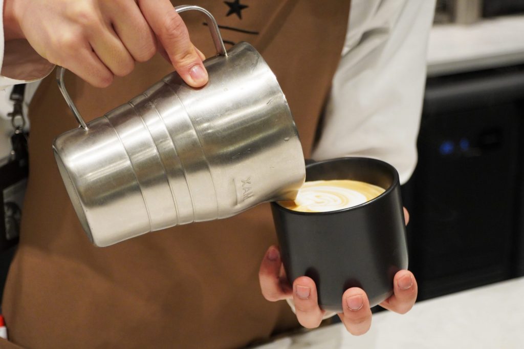 バリスタが一杯ずつ淹れるラテは、ラテアートにも注目