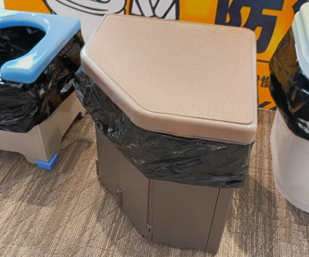 これも簡易トイレ　エレベーター内で椅子としても使える