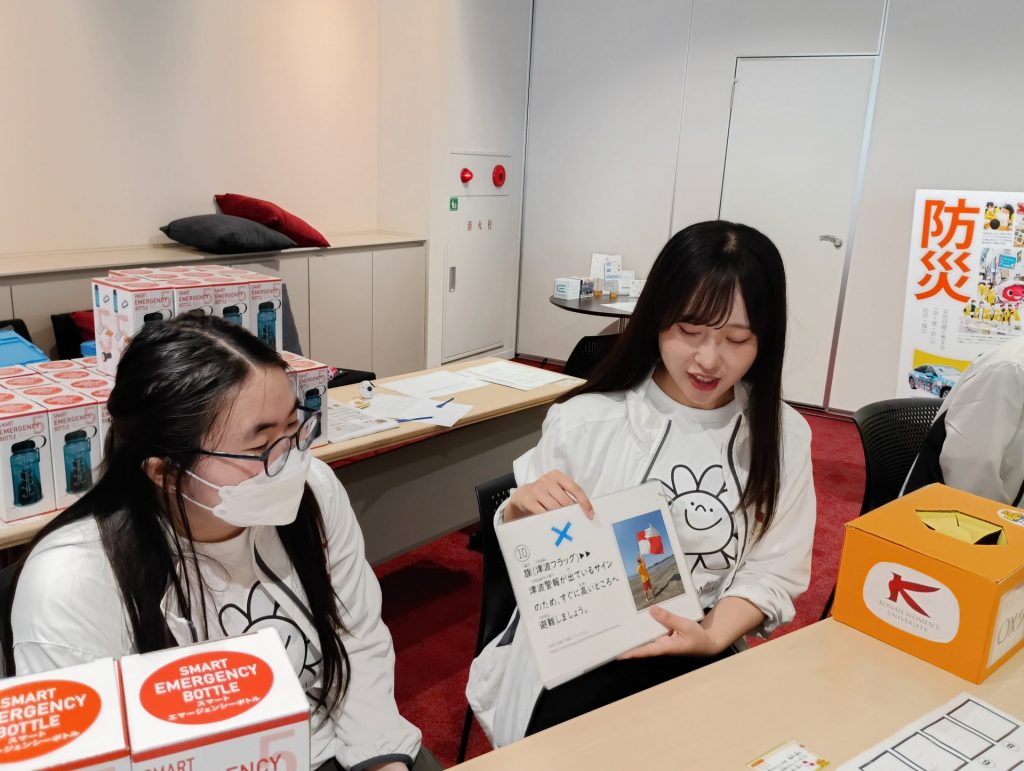 来場者と「もしもの防災MISSION！　クイズにチャレンジ」