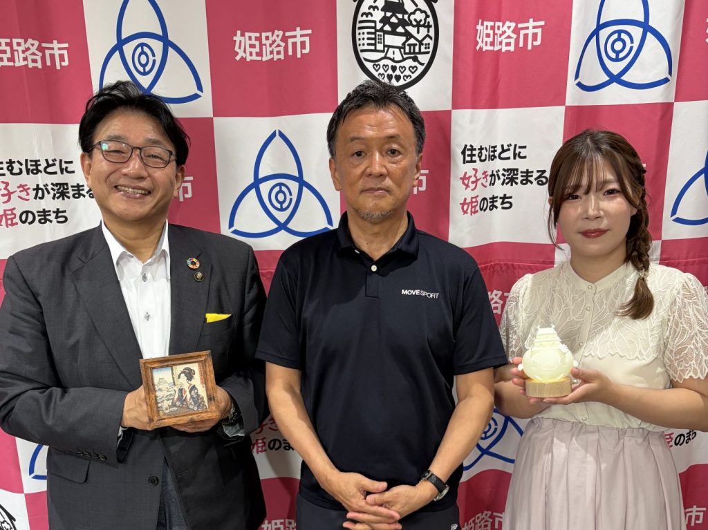 左から パーソナリティの清元秀泰姫路市長 株式会社ヒロノクラフト代表・美安良一さん ナビゲーターの洲崎春花