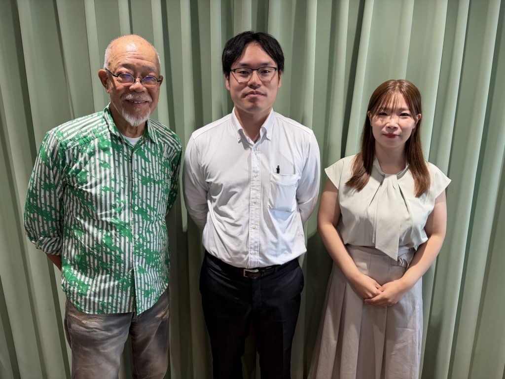 左から パーソナリティの谷五郎 フジライト工業株式会社取締役の富永高規さん アシスタントの洲崎春花