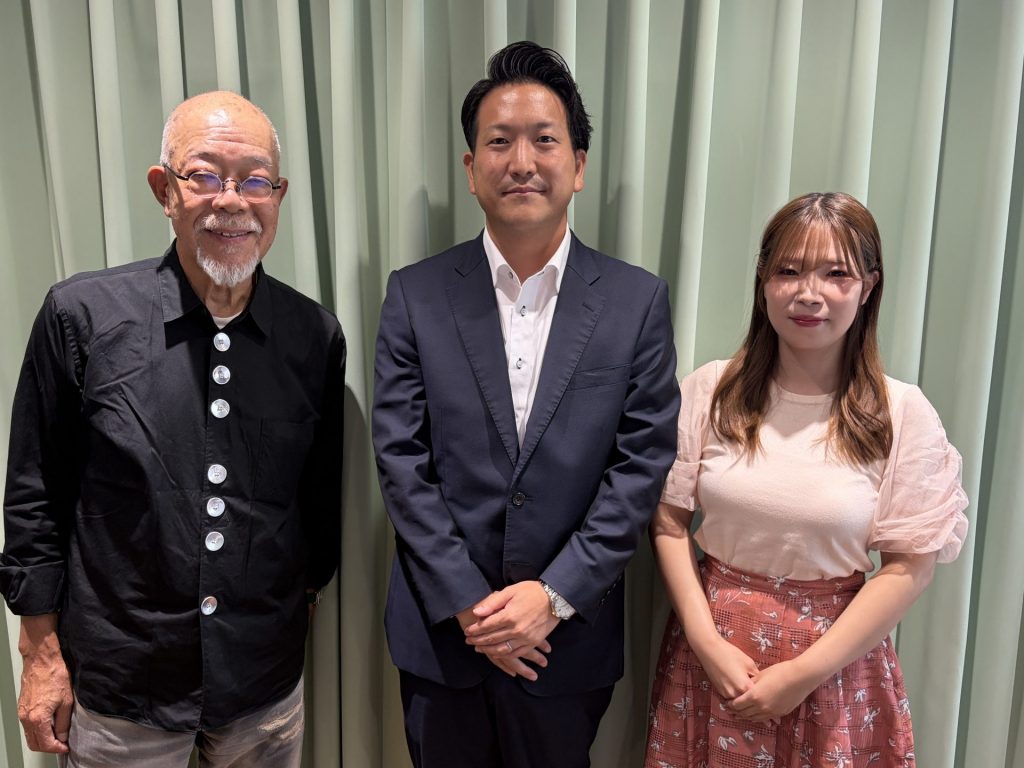 左から:パーソナリティの谷五郎 三陽金属株式会社・常務取締役の五本上真大さん アシスタントの洲崎春花