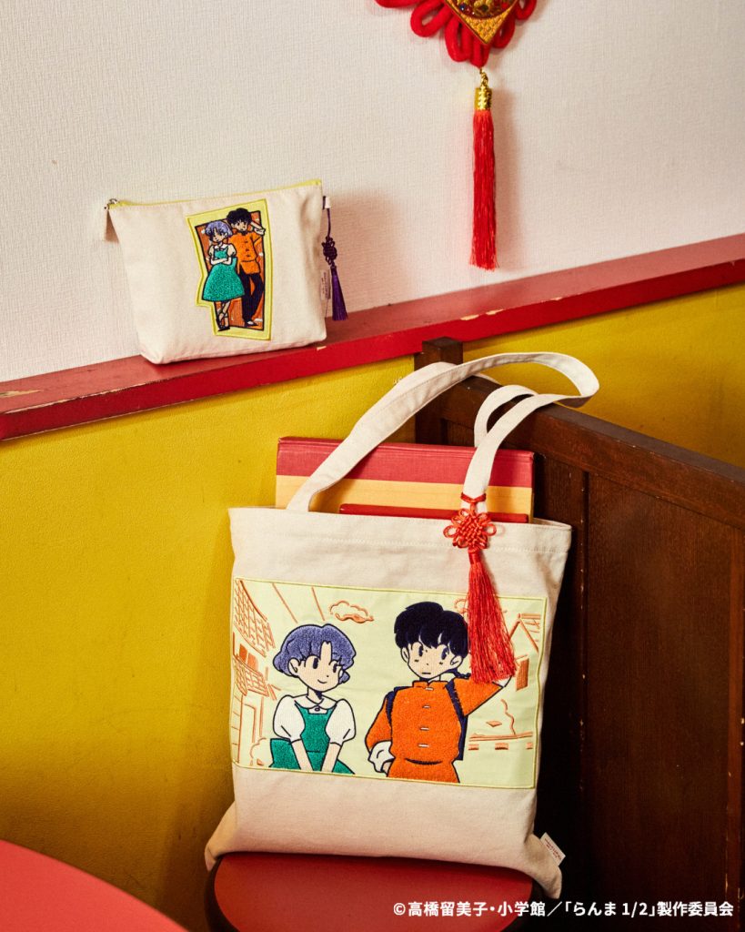 「チャーム付き刺繍トート」(3300円)、「刺繍ポーチ」(2000円)