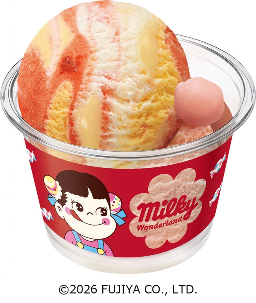 あまおういちご味の生ミルキーがトッピングされたペコちゃんダブルカップ　(C)2026 FUJIYA CO., LTD.