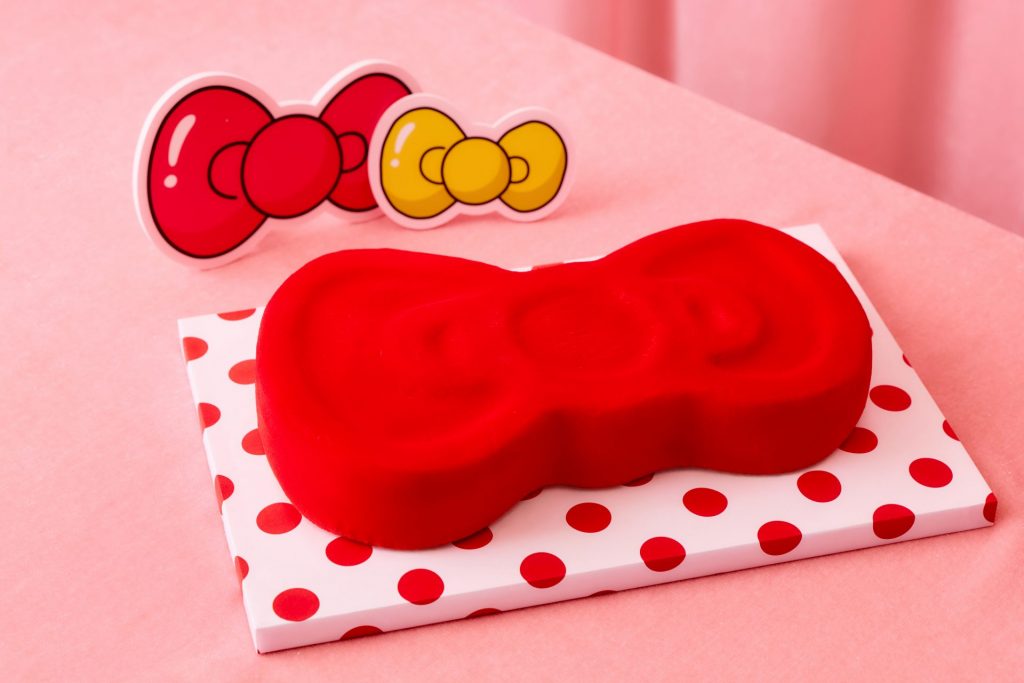 「HELLO KITTY の真っ赤なリボンムース」